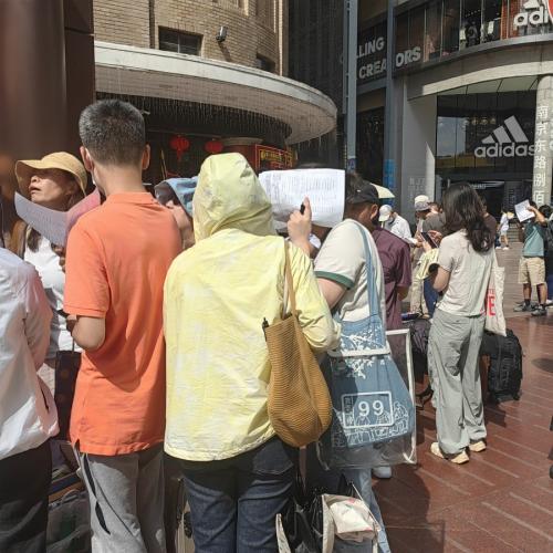 觀眾攜帶行李箱排隊